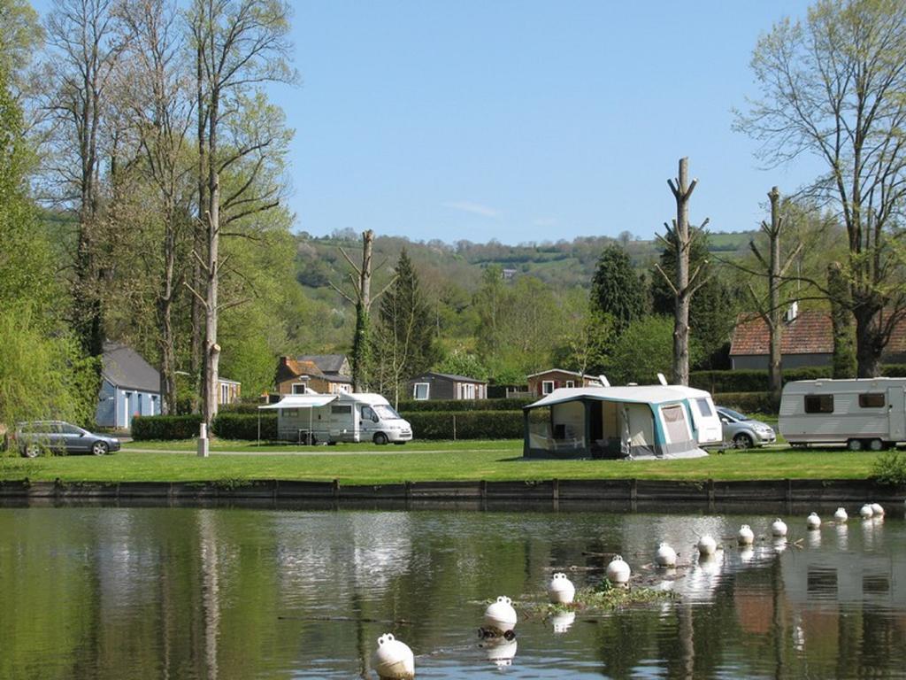 Отель Camping Des Rochers Des Parcs Клеси Экстерьер фото