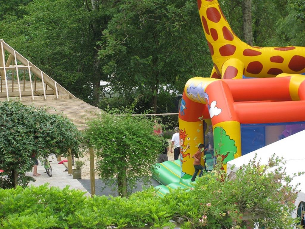 Отель Camping Des Rochers Des Parcs Клеси Экстерьер фото