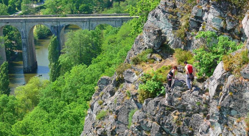 Отель Camping Des Rochers Des Parcs Клеси Экстерьер фото