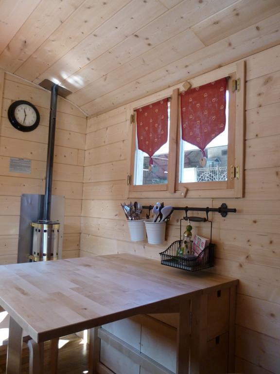 Отель Camping Des Rochers Des Parcs Клеси Экстерьер фото