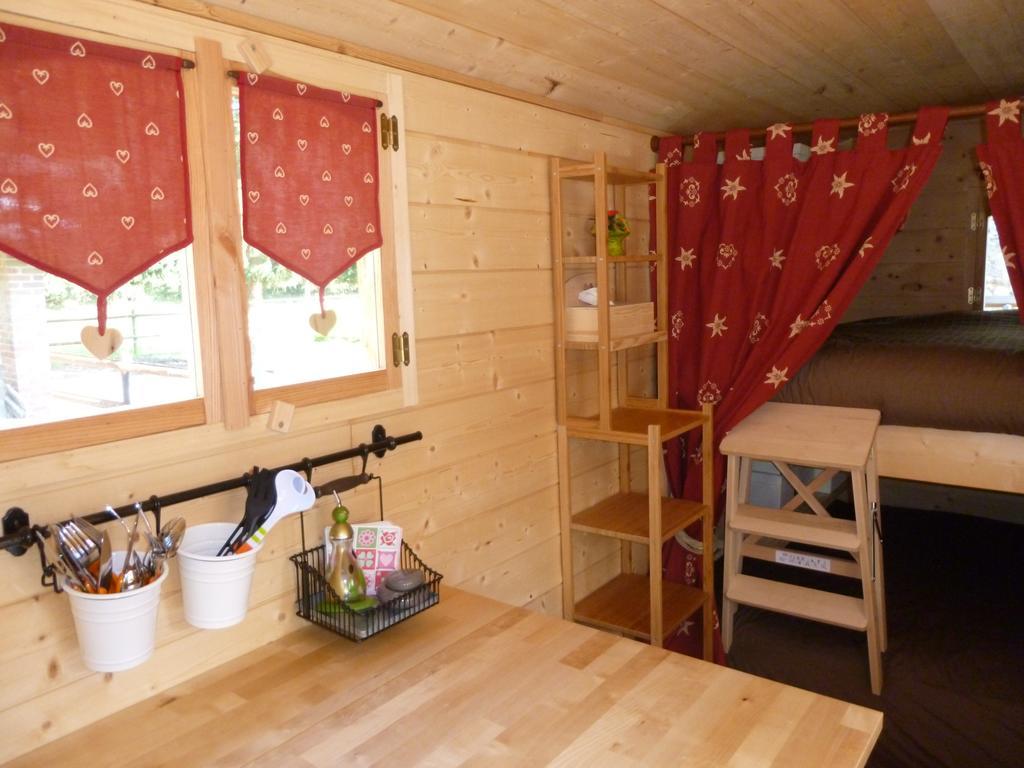 Отель Camping Des Rochers Des Parcs Клеси Экстерьер фото