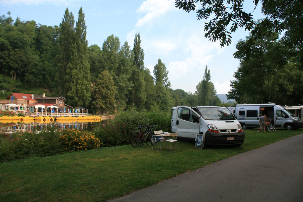 Отель Camping Des Rochers Des Parcs Клеси Экстерьер фото