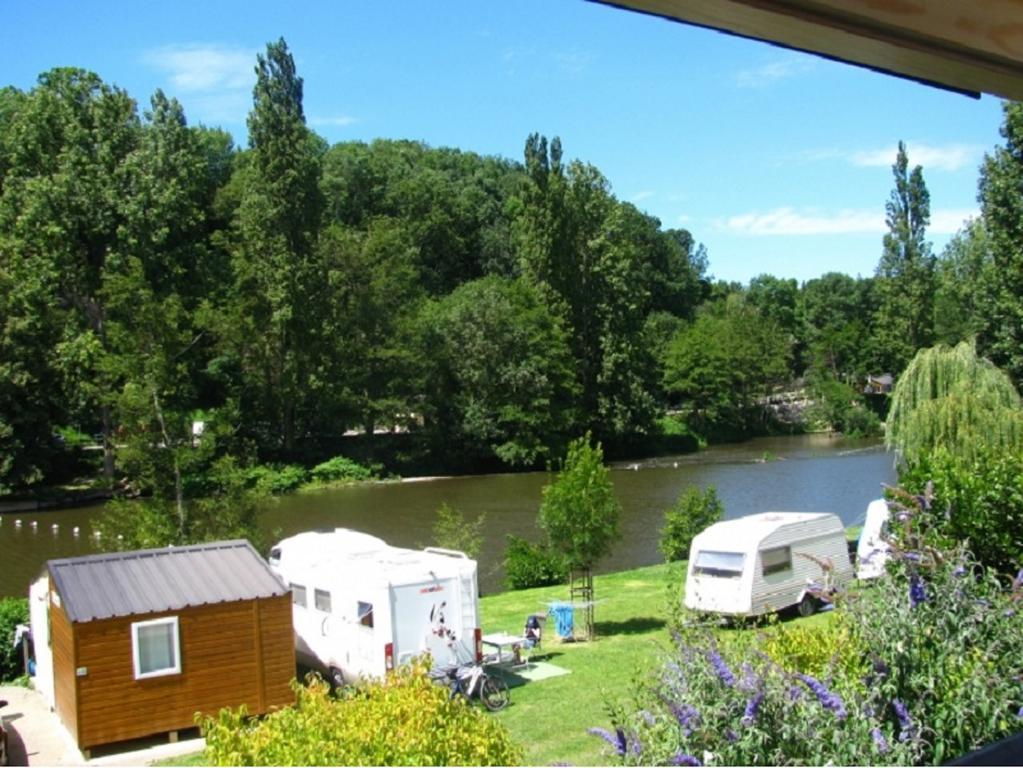 Отель Camping Des Rochers Des Parcs Клеси Экстерьер фото