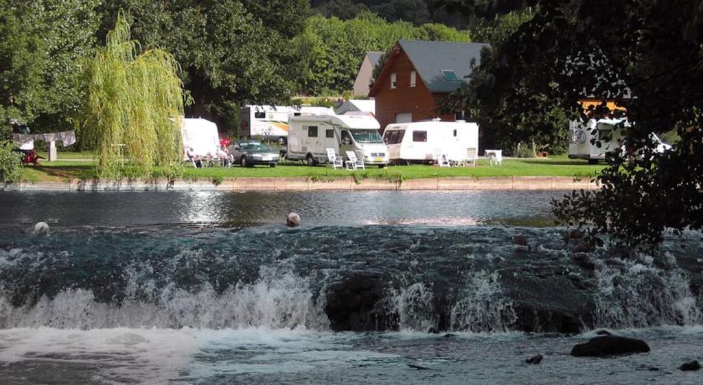 Отель Camping Des Rochers Des Parcs Клеси Экстерьер фото